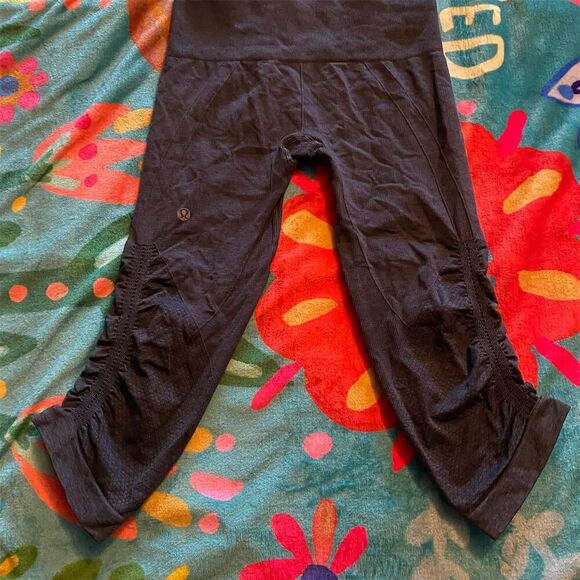 Lululemon Pants - Lululemon Women's Gray In The Flow Crop II Leggings Size 4 Yoga Gym